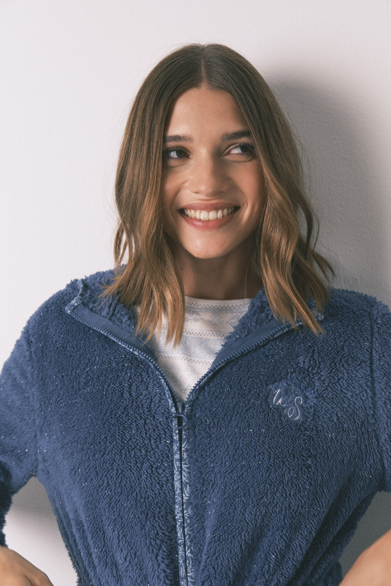 Women'secret Bata midi con capucha de forro polar de l&uacute;rex azul