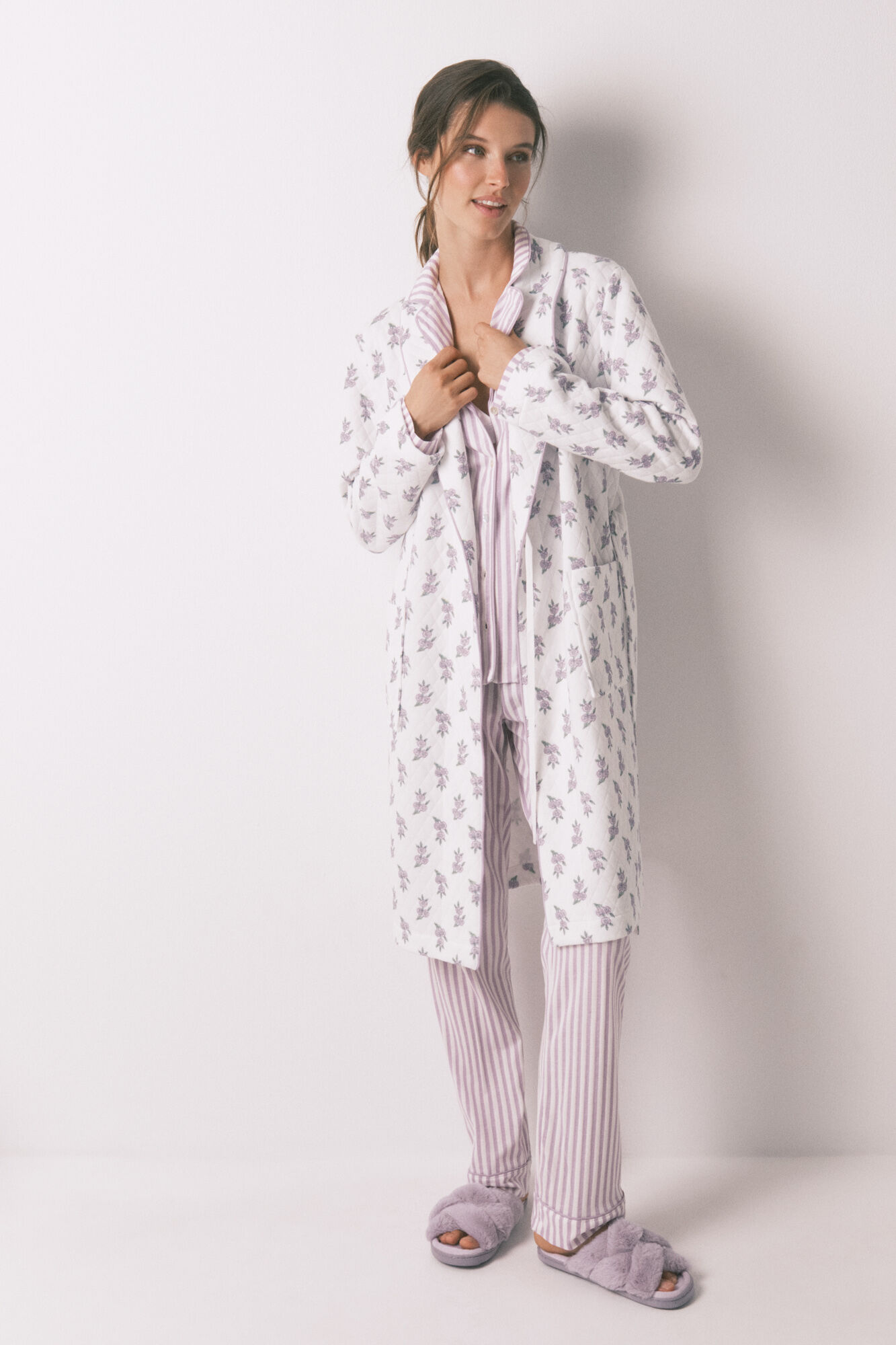 Women'secret Bata midi acolchado con flores lilas y blancas