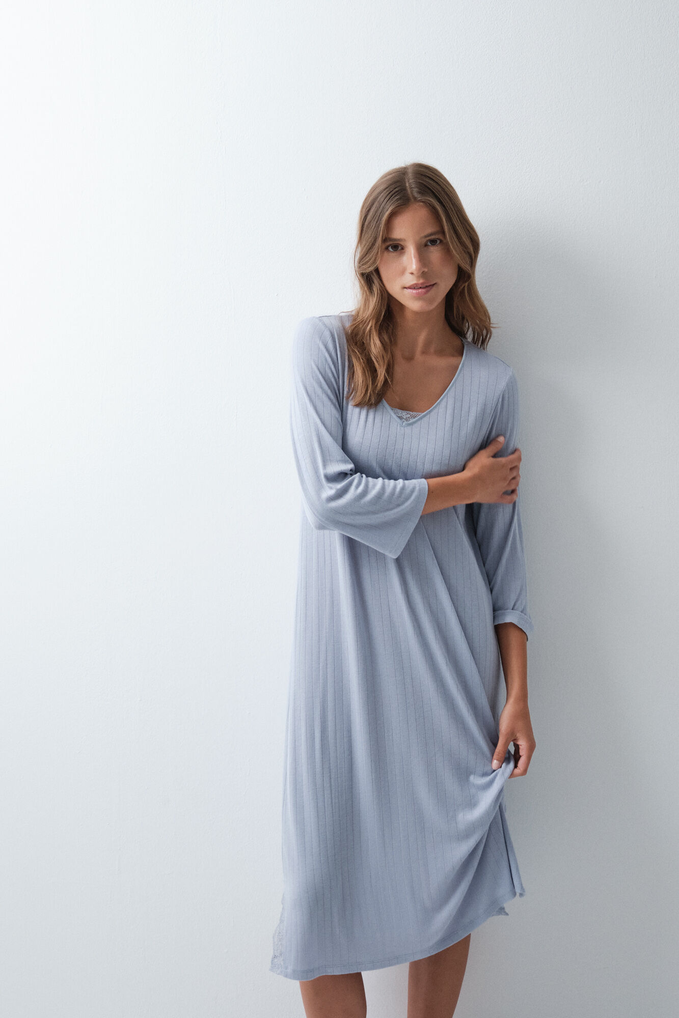 Women'secret Camis&oacute;n midi azul con detalles de encaje