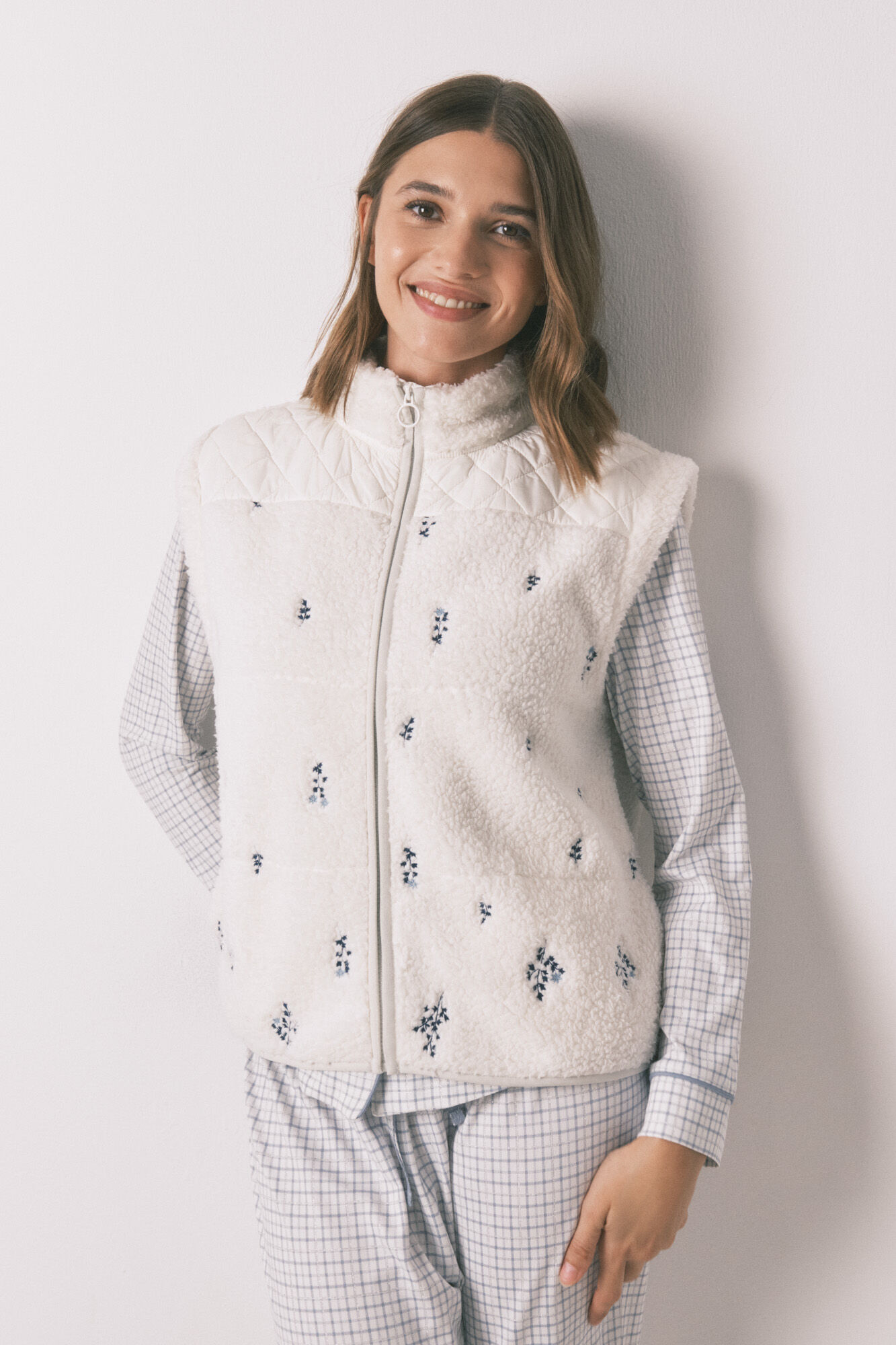 Women'secret Chaleco short de borrego bordado en blanco