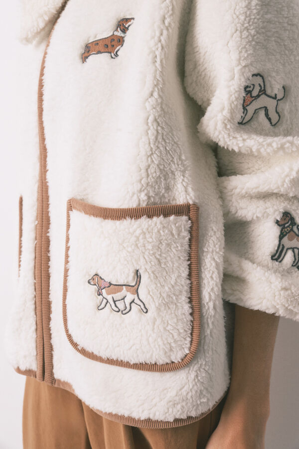 Women'secret Bata cota de borreguito con parches de perritos marfil