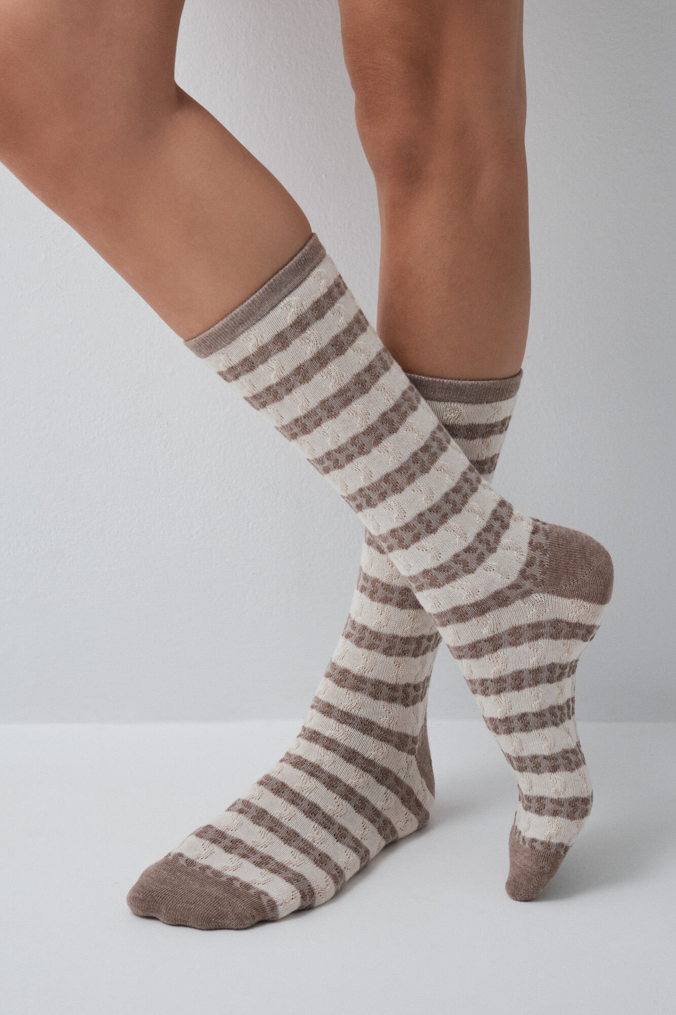 Women'secret Calcetines largos de rayas marr&oacute;n