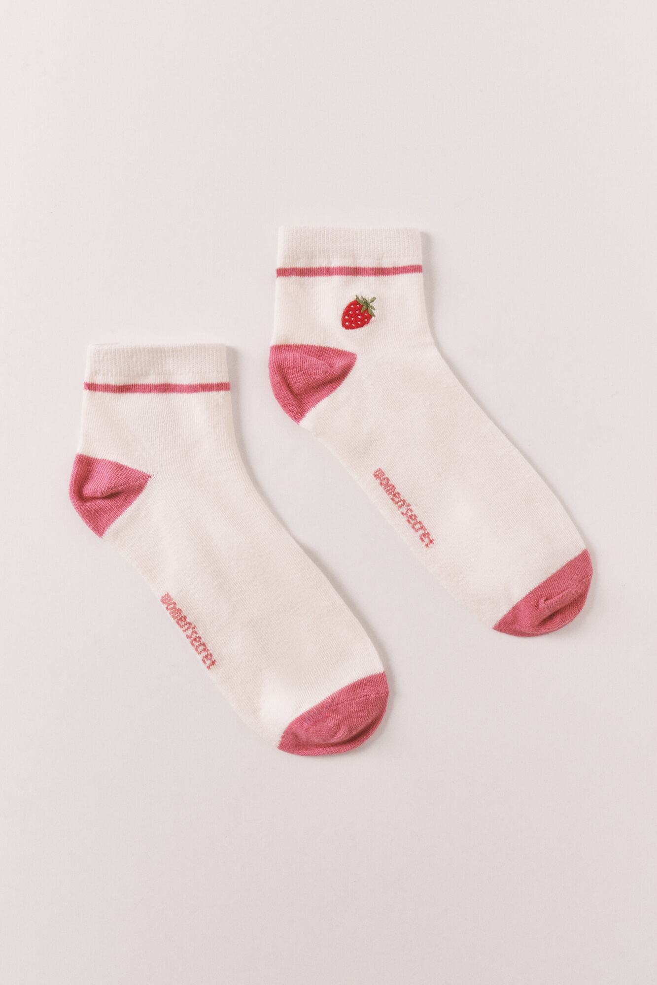 Women'secret Calcetines cortos bordado fresa