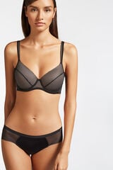 Gisela Brasier con efecto invisible en la brasier negro