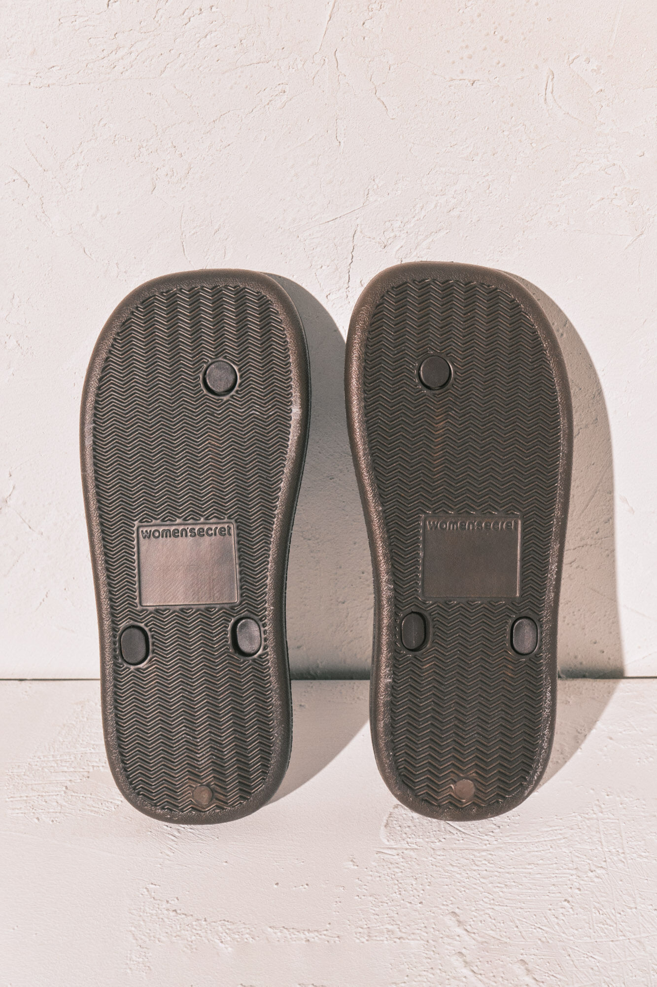 Women'secret Chanclas de suela gruesa de punta cuadrada marr&oacute;n