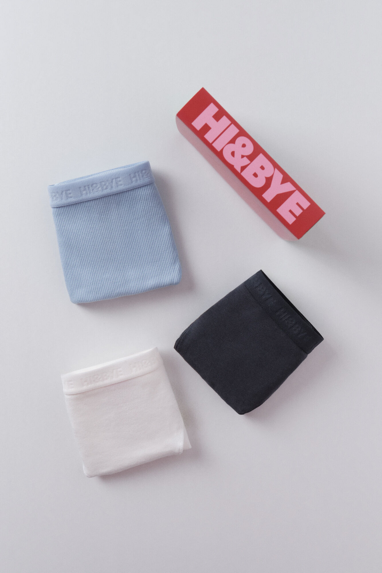 HI&BYE Pack de 3 panties cl&aacute;sica en color blanco, azul y negro.