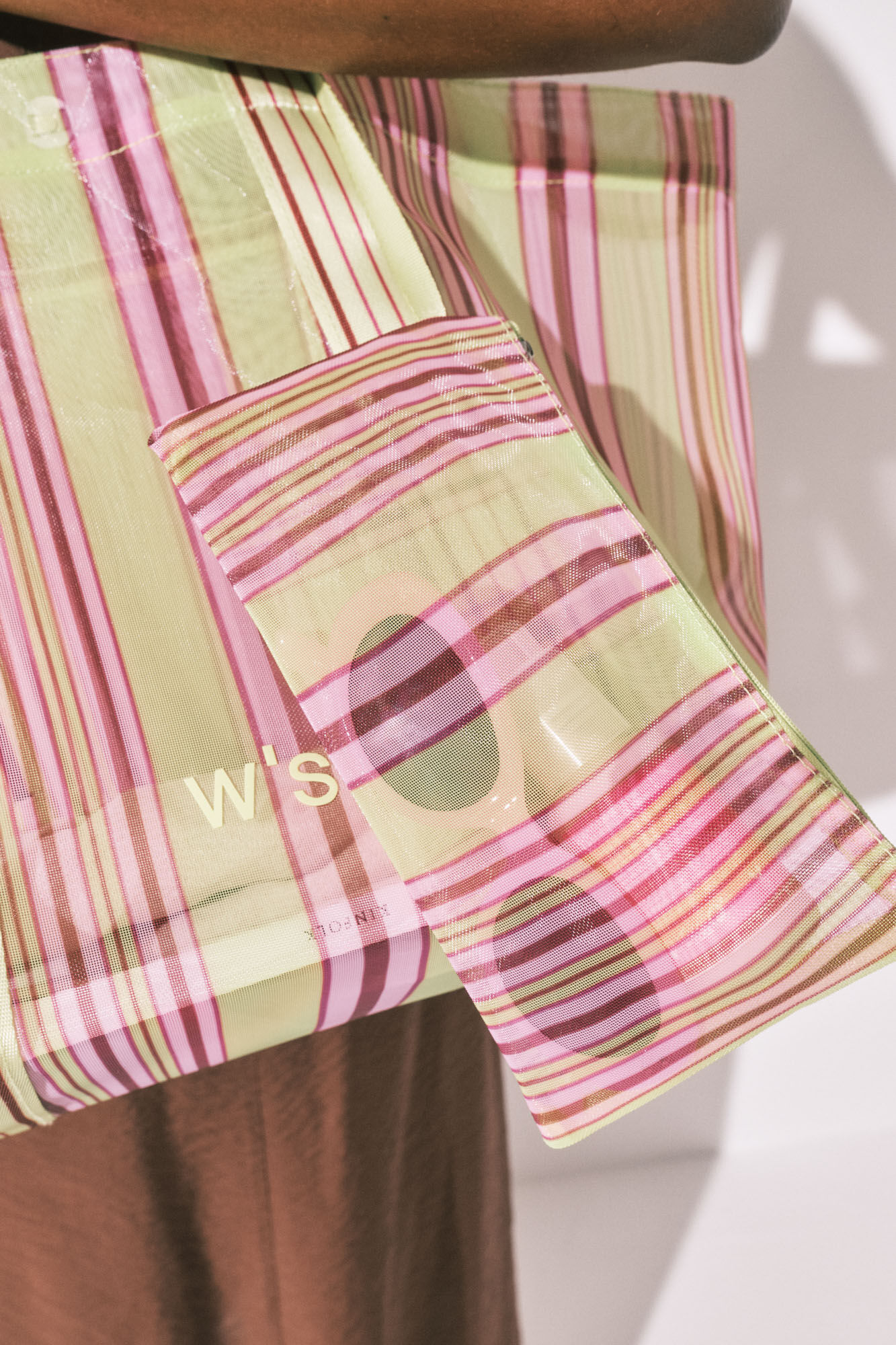 Women'secret Bolsa grande de malla a rayas verde y rosa