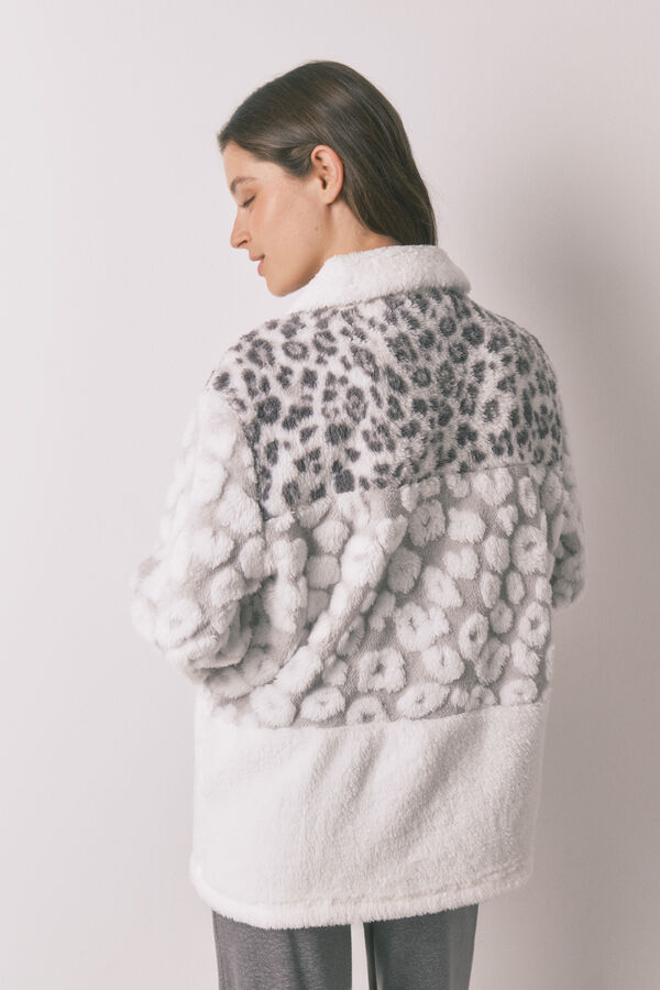 Women'secret Bata short de borrego con animal print tricolor marfil