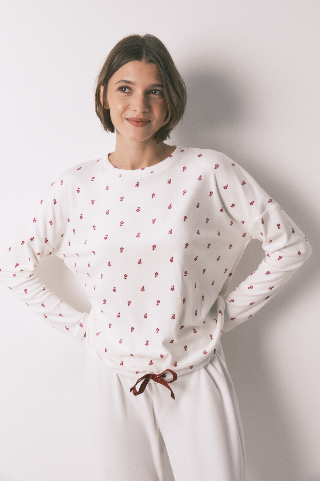 Women'secret Pijama larga de terciopelo blanco con flores.