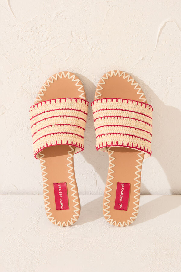 Womensecret Chanclas planas con parte superior de rafia café