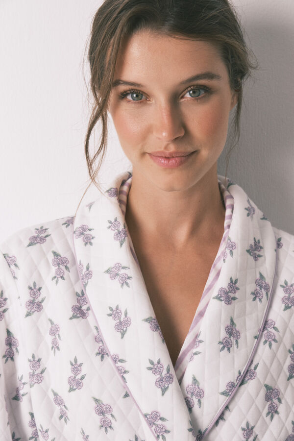 Womensecret Bata midi acolchado con flores lilas y blancas marfil