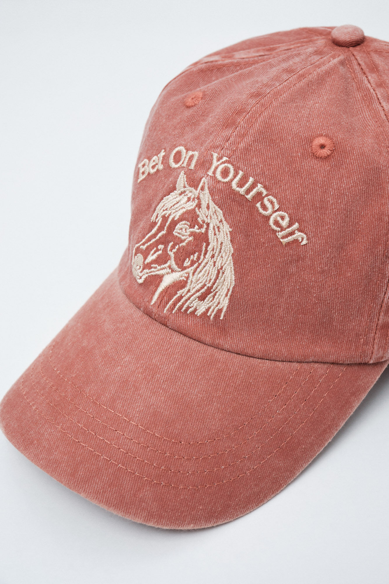 Women'secret Gorra de algod&oacute;n marr&oacute;n con caballo