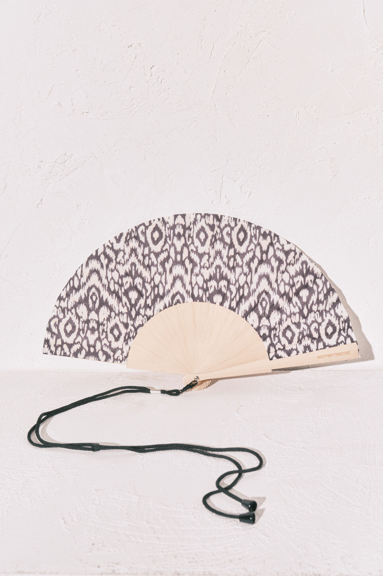 Women'secret Abanico estampado bicolor negro y blanco