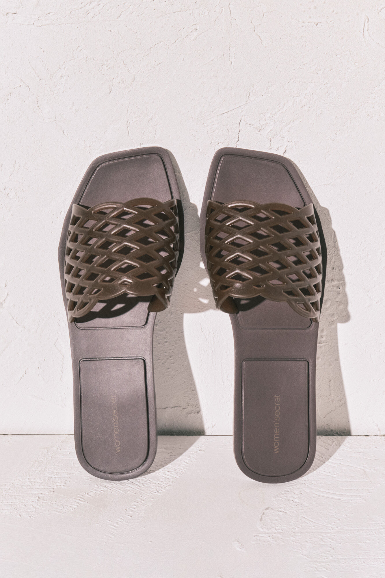 Women'secret Sandalias planas jelly caf&eacute;