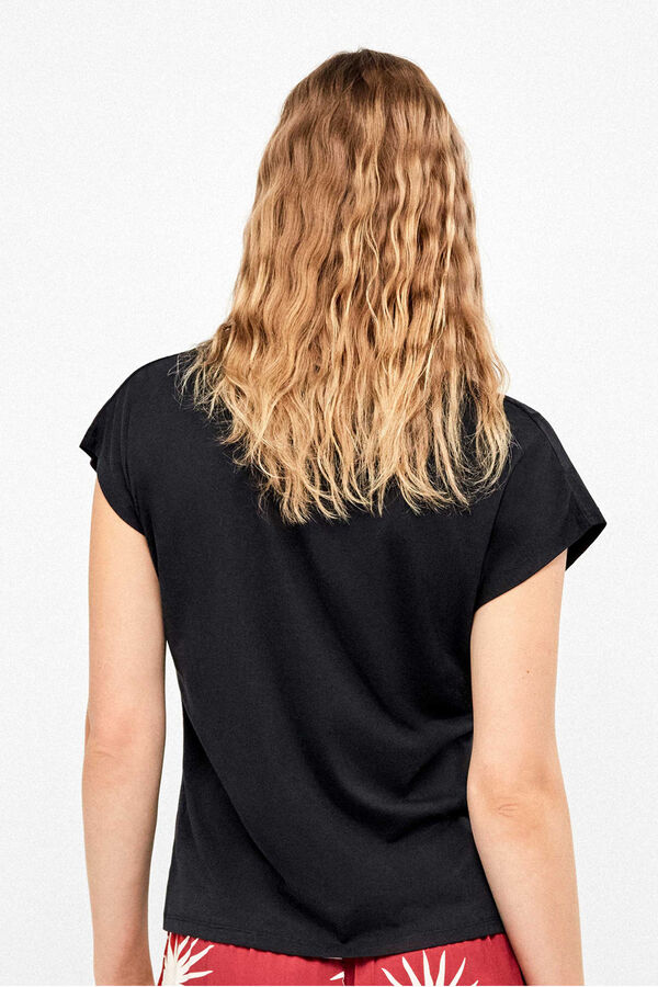 Gisela Playera sin mangas de sat&eacute;n negro