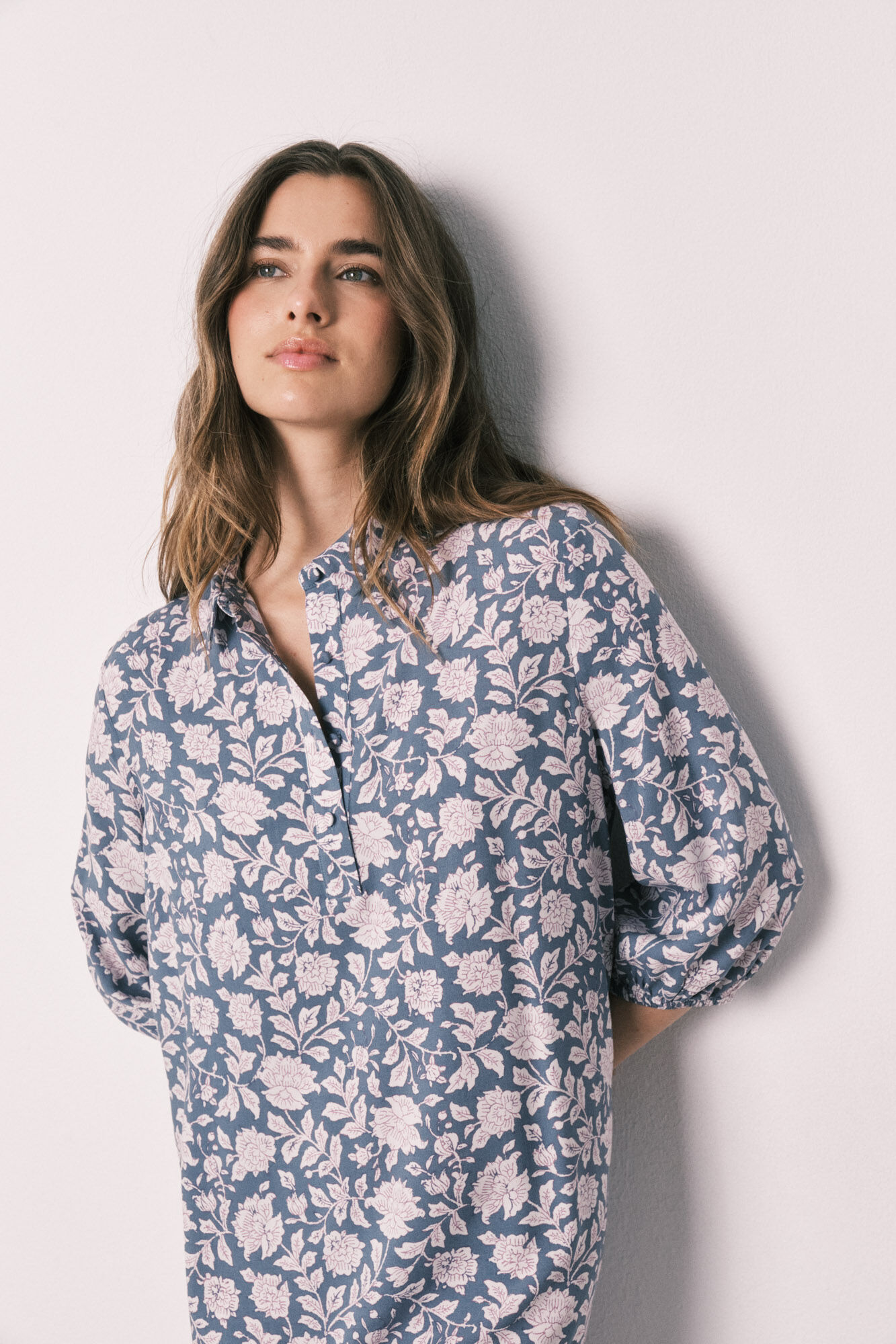 Women'secret Playera de dormir larga de viscosa con estampado de flores rosa