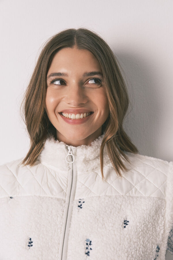 Women'secret Chaleco short de borrego bordado en blanco blanco