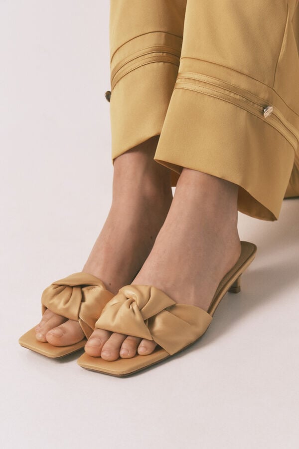 Women'secret Sandalias tacón kitten satén mostaza amarillo