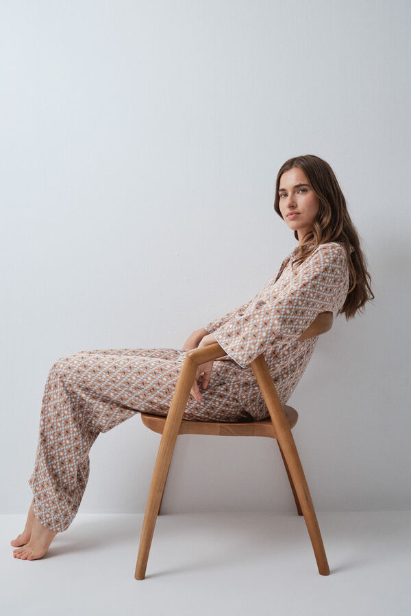Women'secret Pijama larga camisera de sat&eacute;n estampado geom&eacute;trico beige