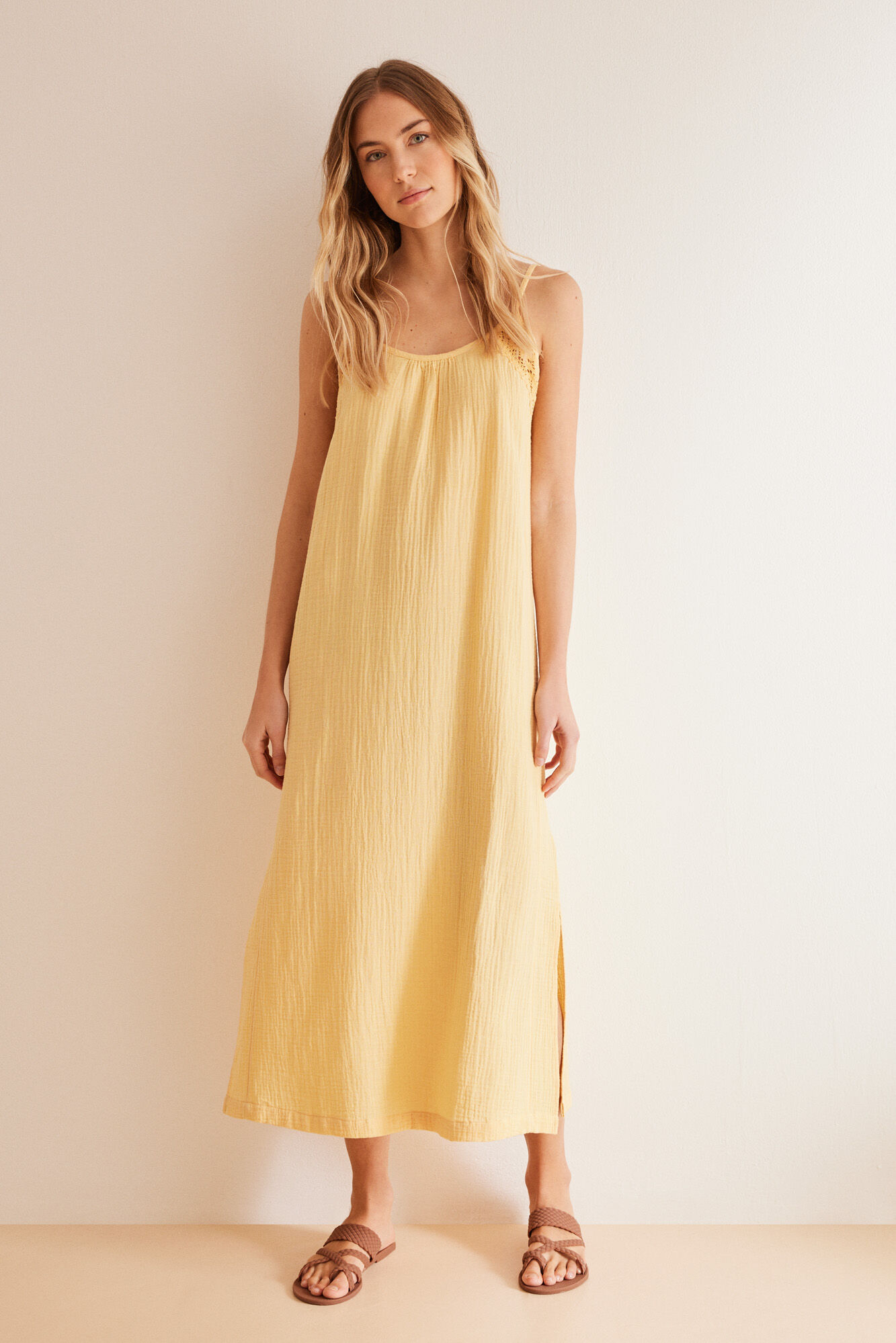 Mujeres vestidas de amarillo outlet