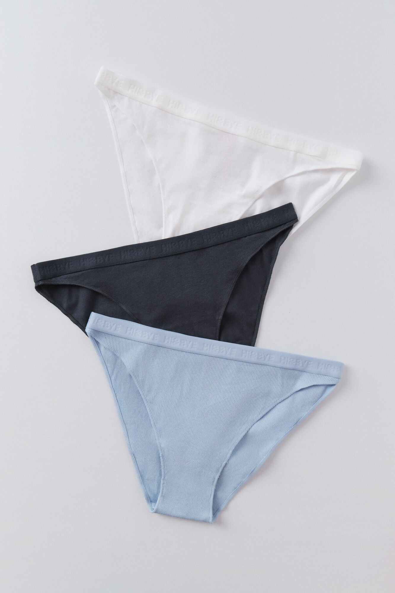 HI&BYE Pack de 3 panties cl&aacute;sica en color blanco, azul y negro.