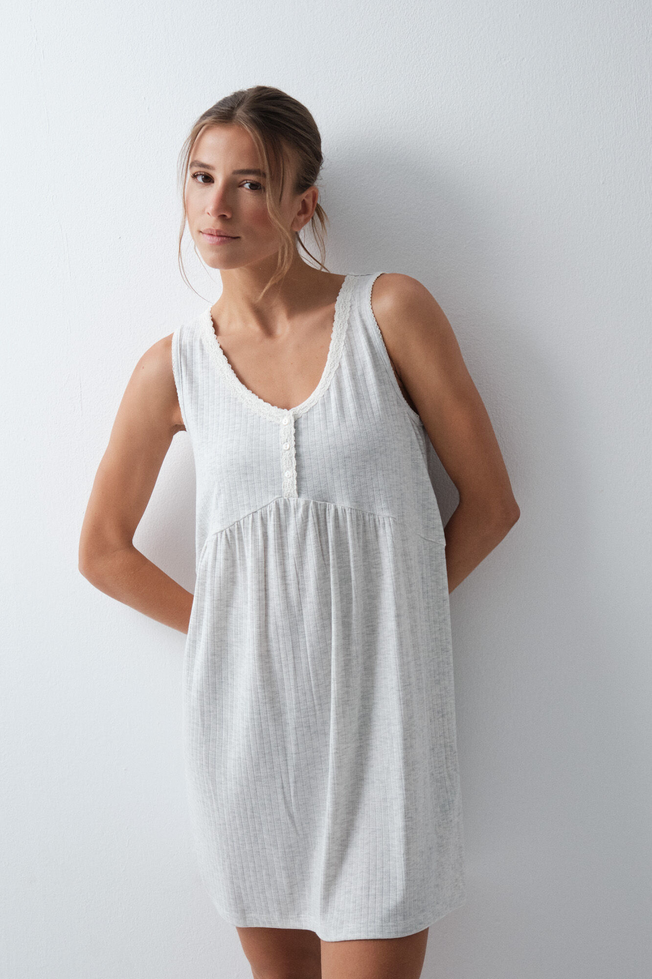 Women'secret Camis&oacute;n corto sin mangas gris