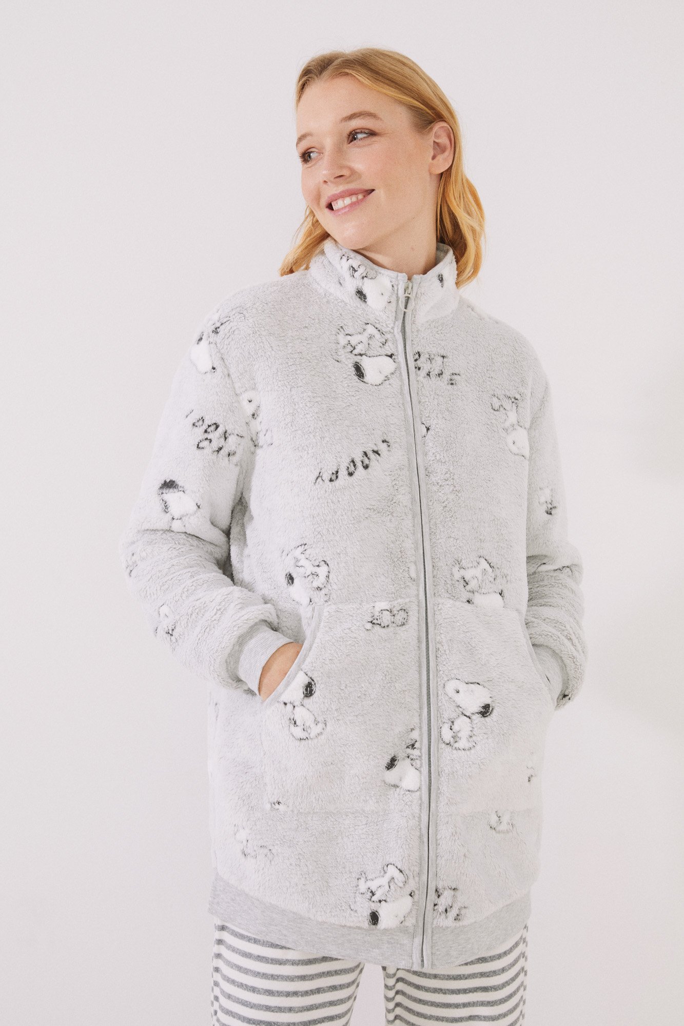 bata-peluche-snoopy-gris-womensecret-mx